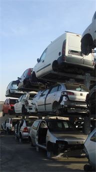 esposizione auto demolite per smontaggio ricambi usati