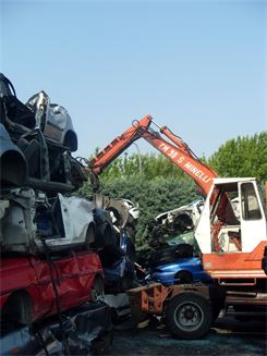 ragno per compattazione veicoli in attesa della pressatura